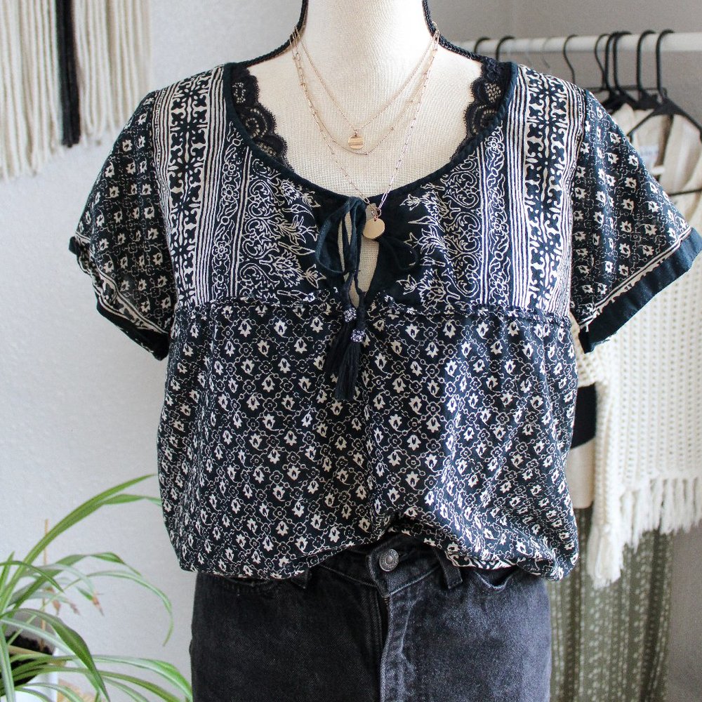 American Eagle Short Sleeve Blouse with Pattern and Tie